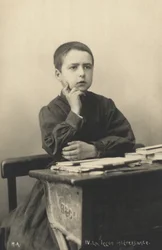 Bambino che ascolta una lezione